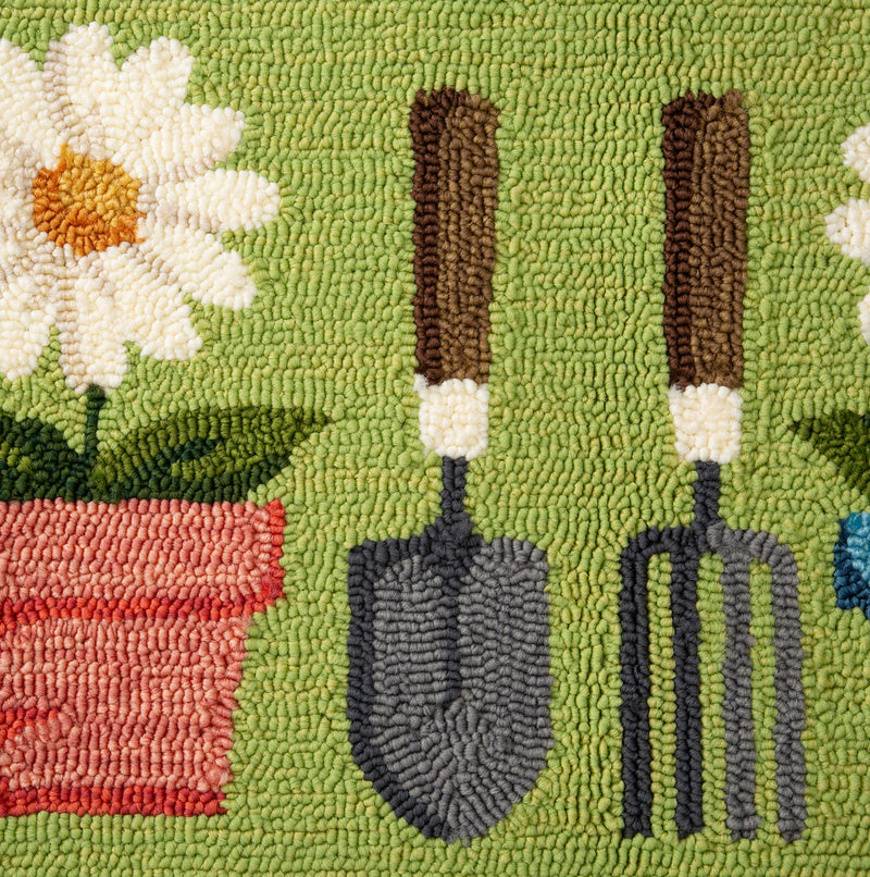 Indoor/Outdoor Garden Tools Hooked Polypropylene Accent Rug 24"x42"